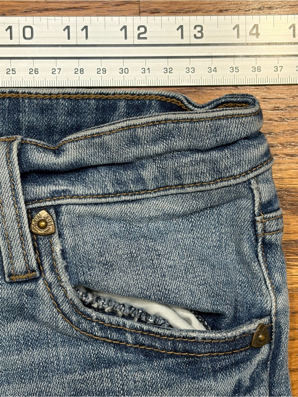 Kut from the Kloth Distressed Raw Cutoff Denim Shorts sz 2 - Picture 7 of 9